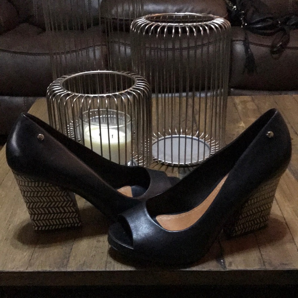 Velez Pumps